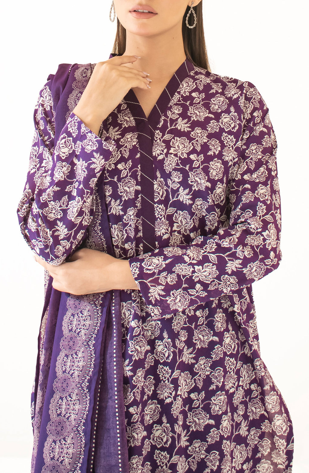 Orient 🌸
Unstitched Printed Lawn 3 Piece Suit