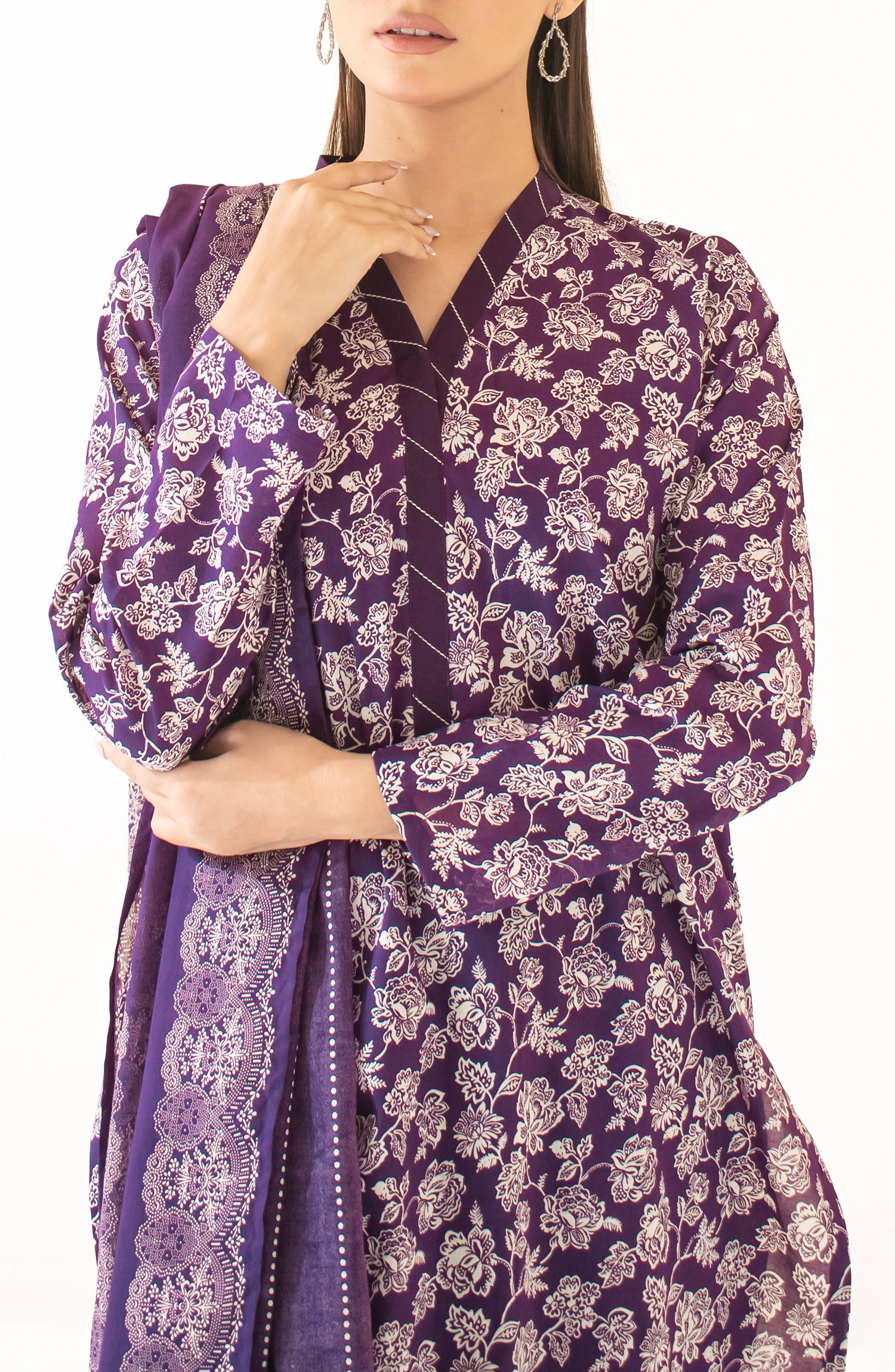 Orient 🌸
Unstitched Printed Lawn 3 Piece Suit