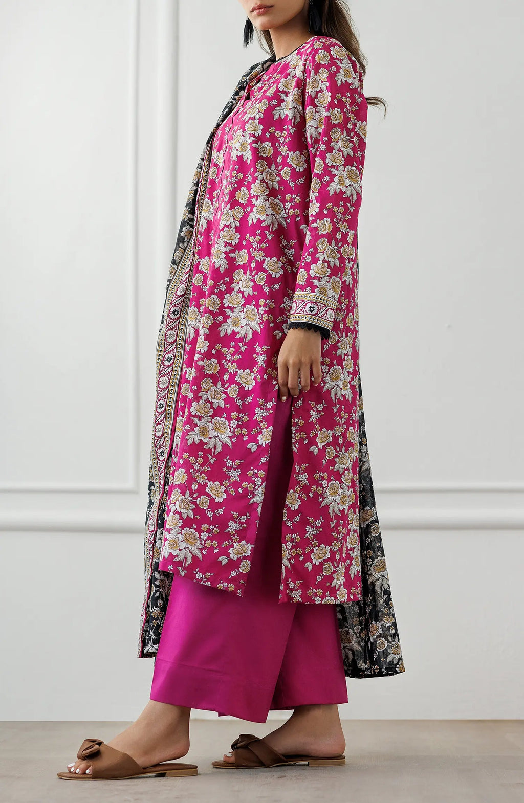 Orient 🌸
Unstitched Printed Lawn 3 Piece Suit