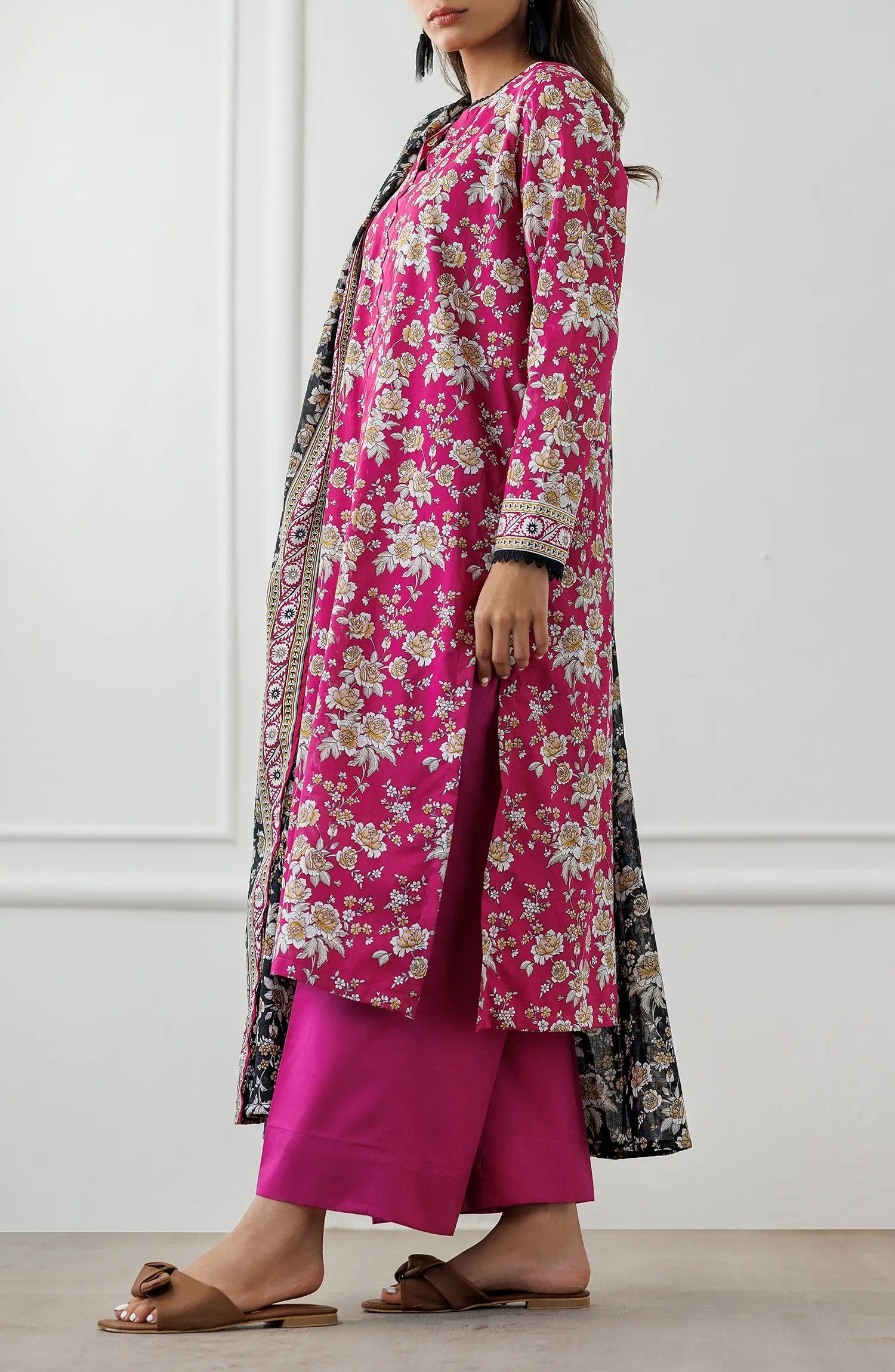 Orient 🌸
Unstitched Printed Lawn 3 Piece Suit