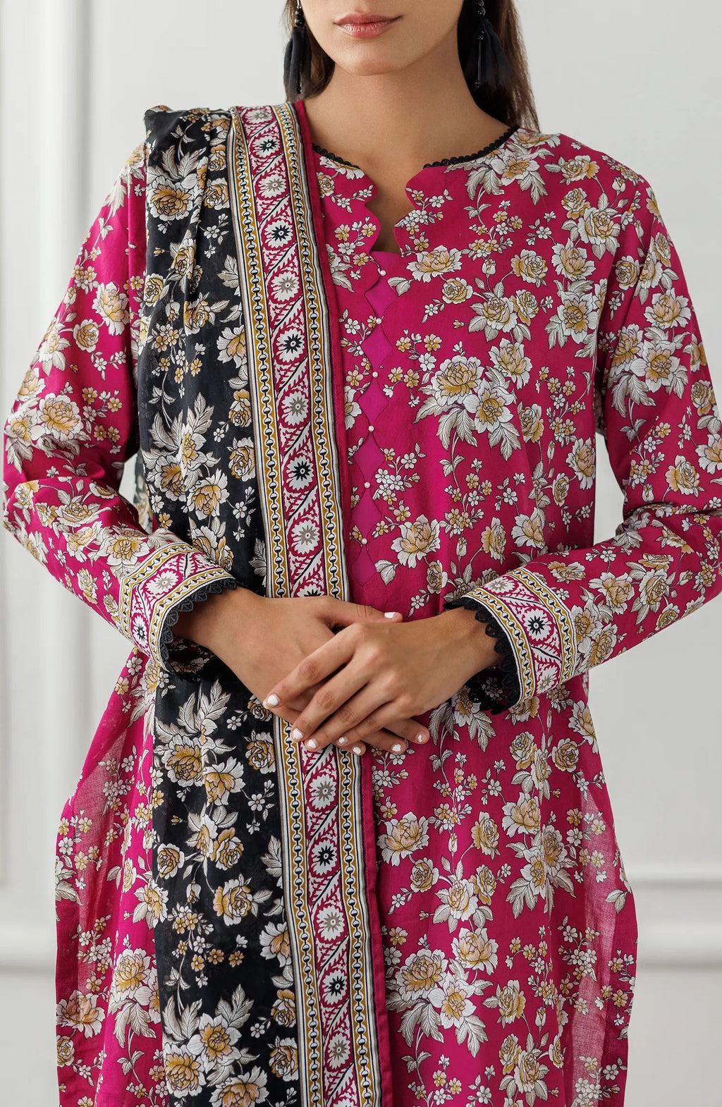Orient 🌸
Unstitched Printed Lawn 3 Piece Suit