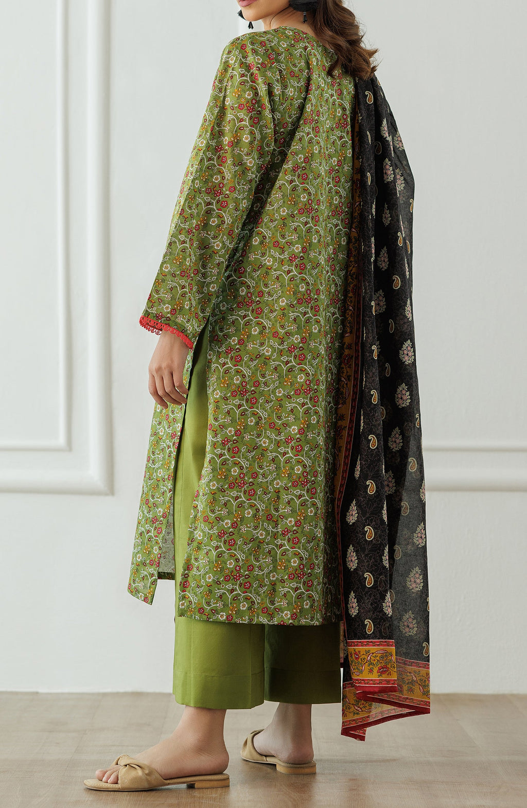 Orient 🌸
Unstitched Printed Lawn 3 Piece Suit