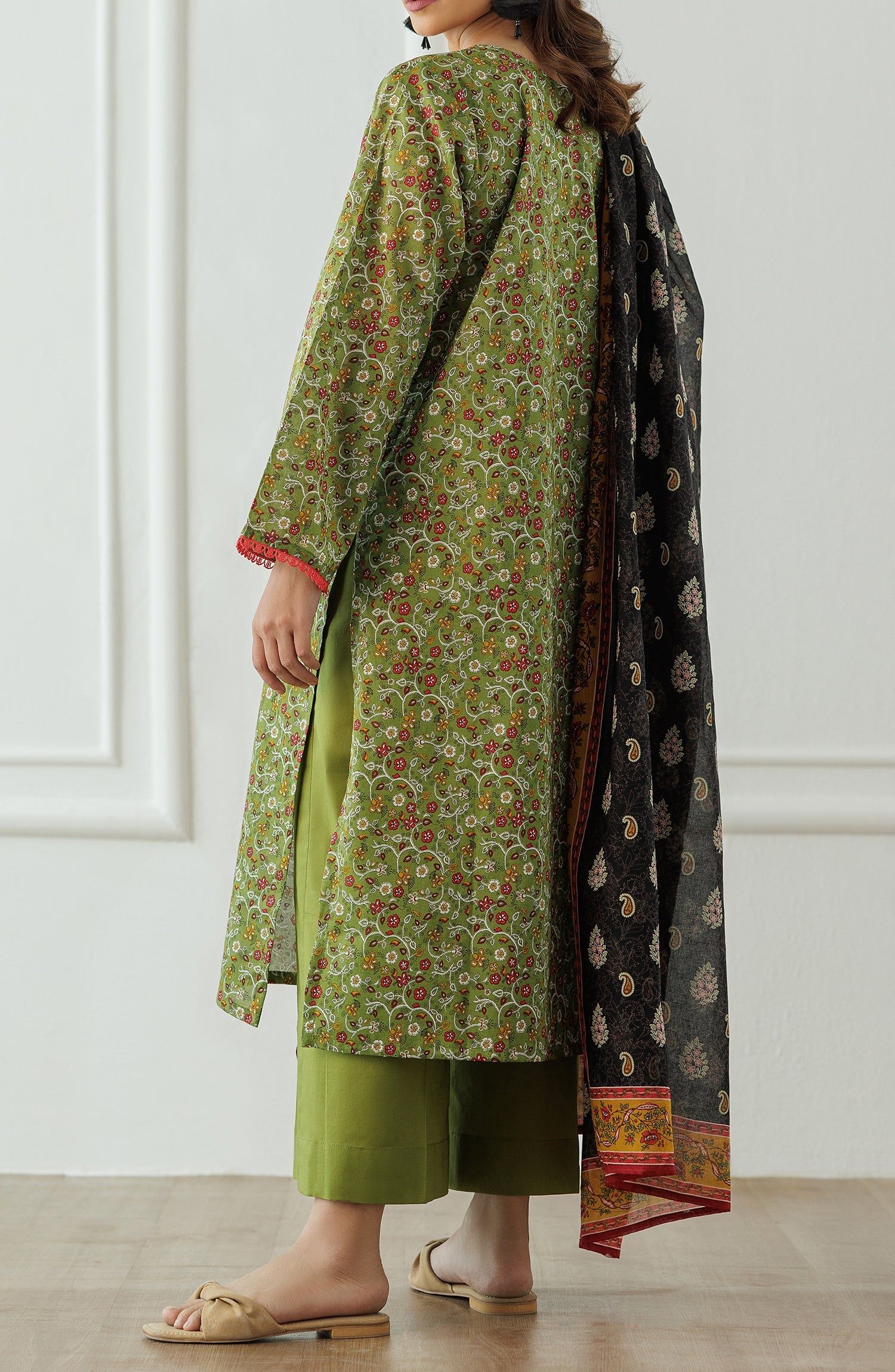 Orient 🌸
Unstitched Printed Lawn 3 Piece Suit