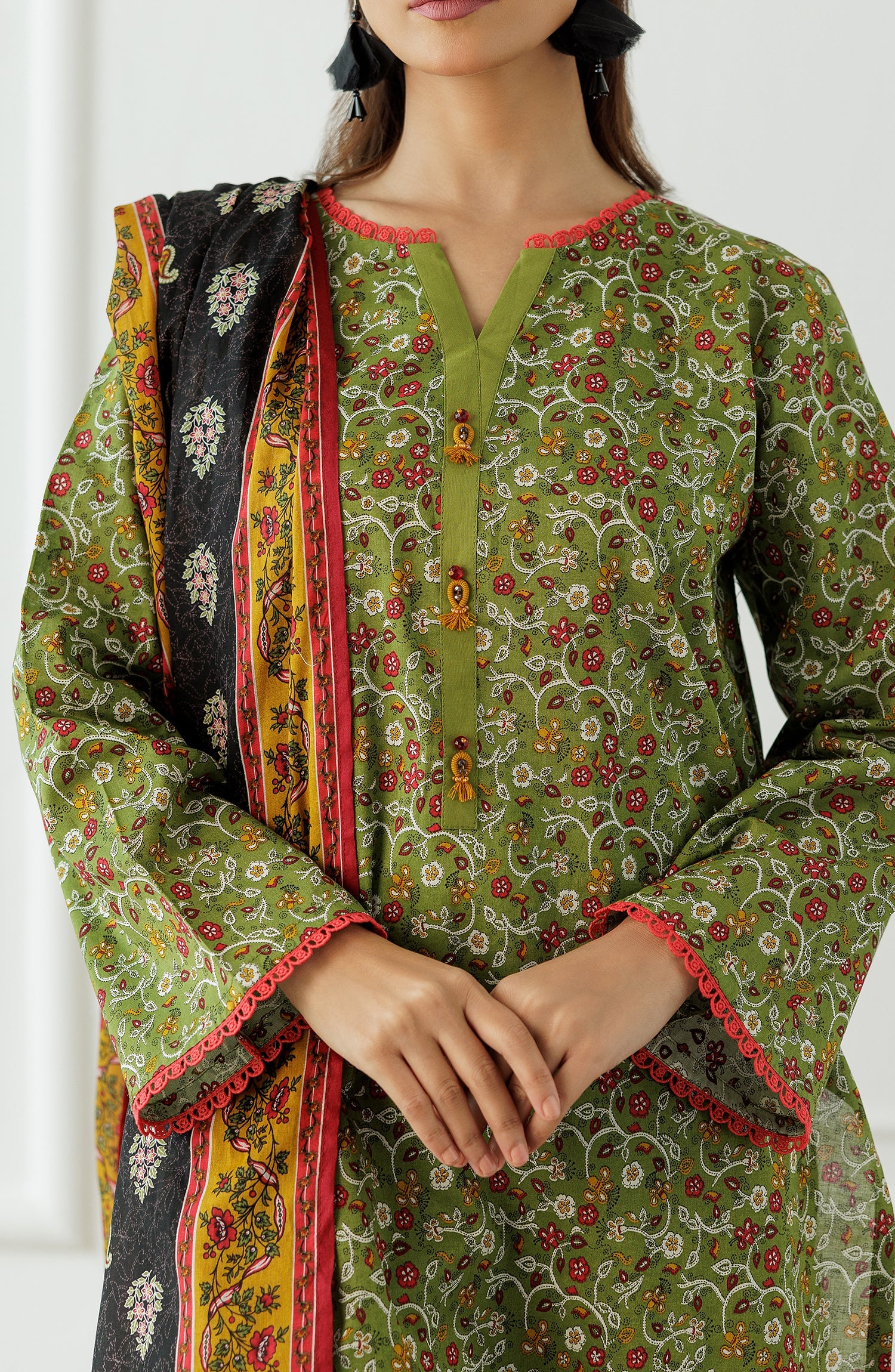 Orient 🌸
Unstitched Printed Lawn 3 Piece Suit
