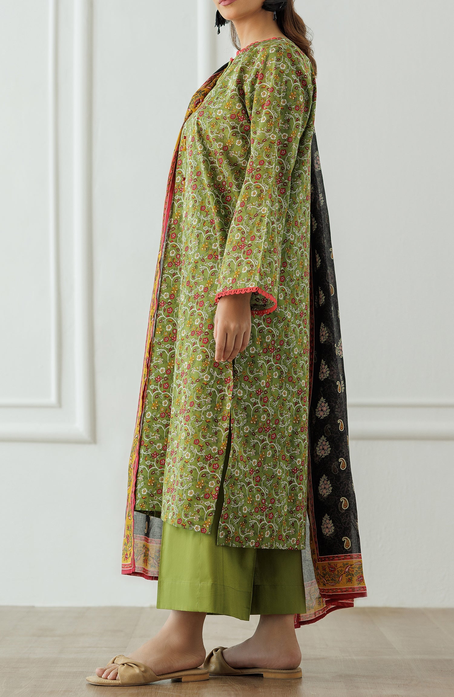 Orient 🌸
Unstitched Printed Lawn 3 Piece Suit