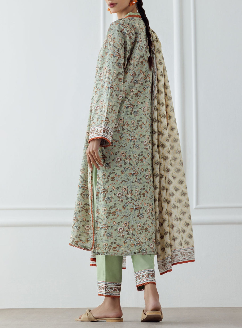 Orient 🌸
Unstitched Printed Lawn 3 Piece Suit