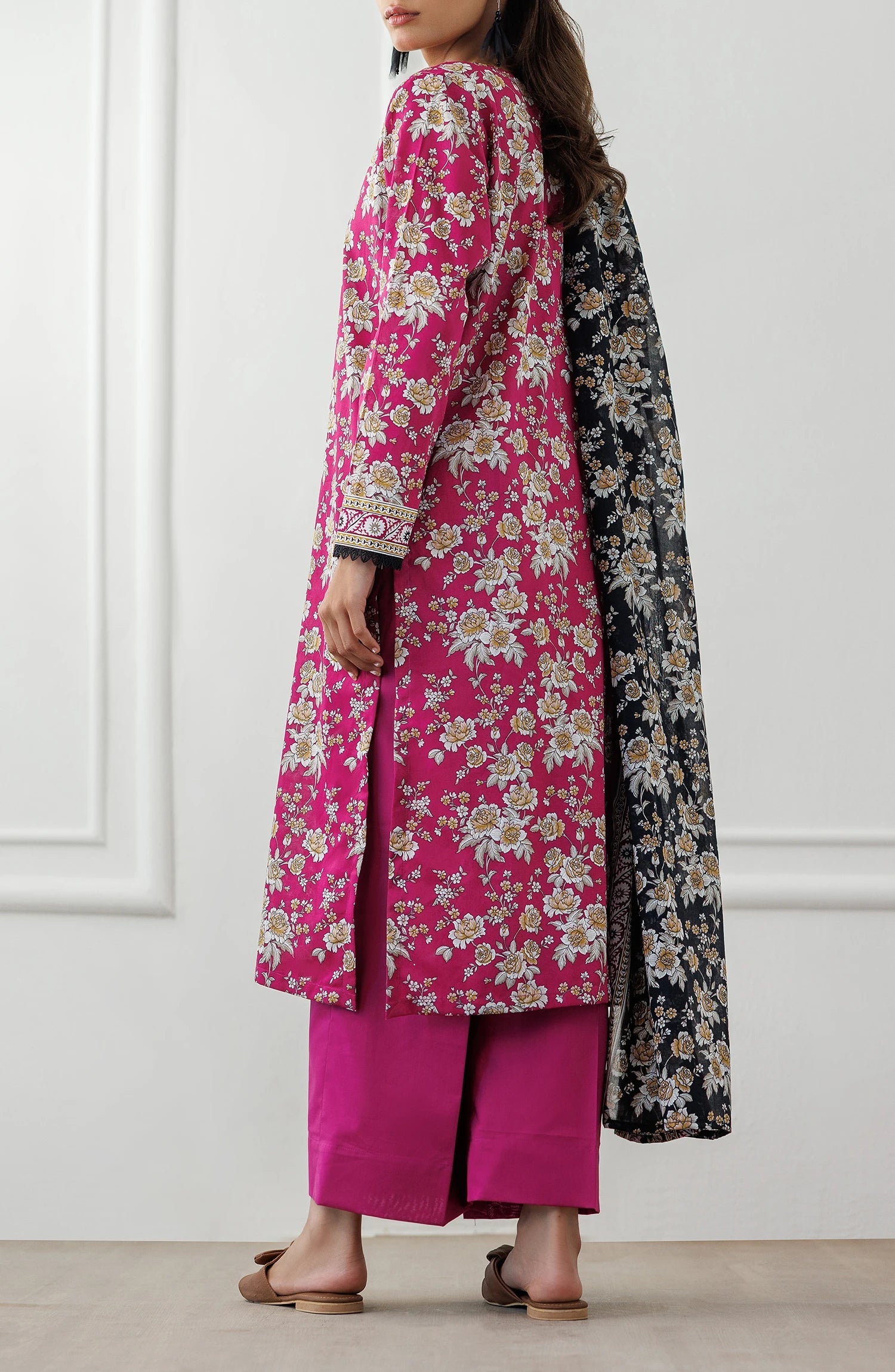 Orient 🌸
Unstitched Printed Lawn 3 Piece Suit