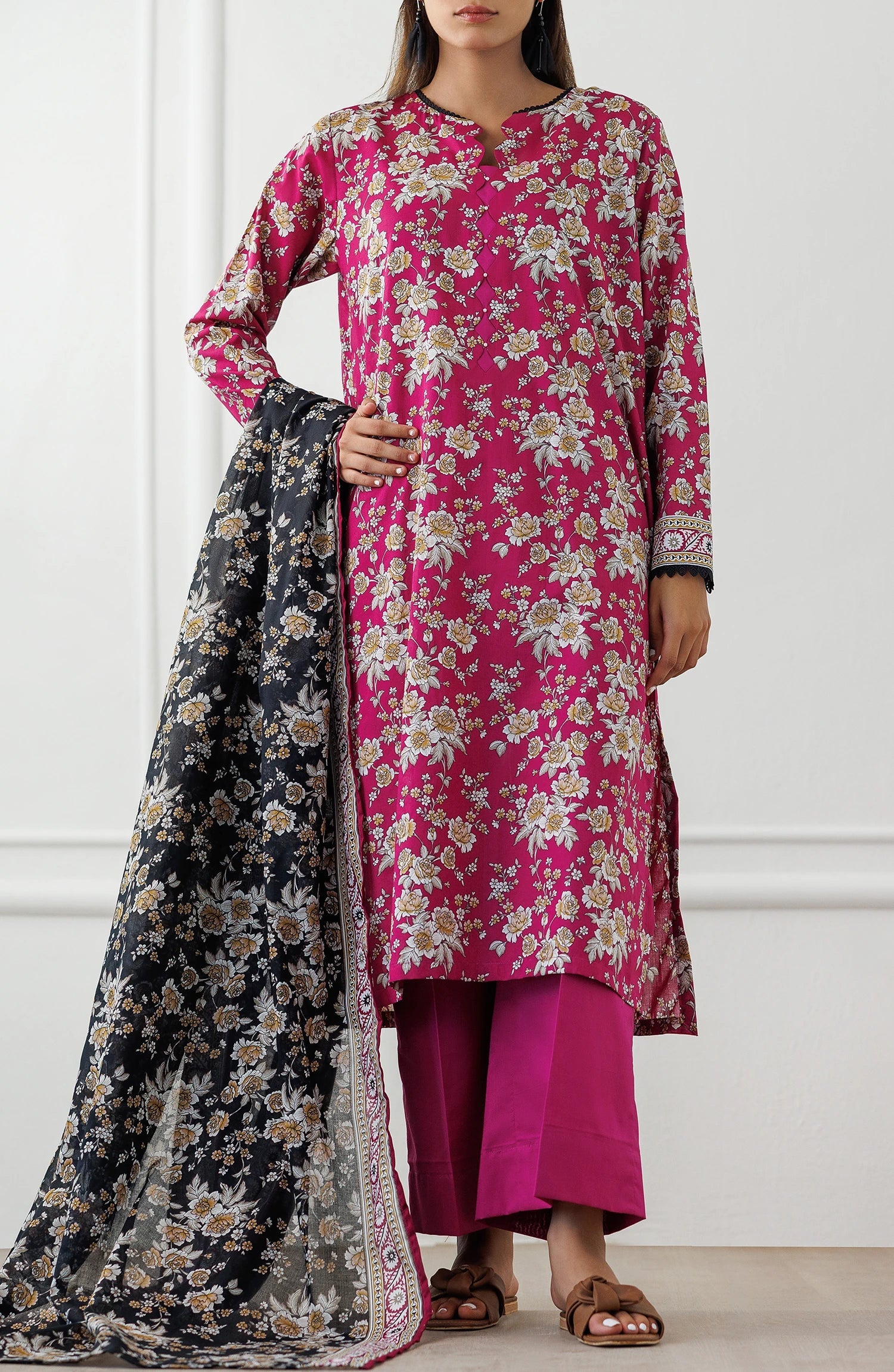 Orient 🌸
Unstitched Printed Lawn 3 Piece Suit