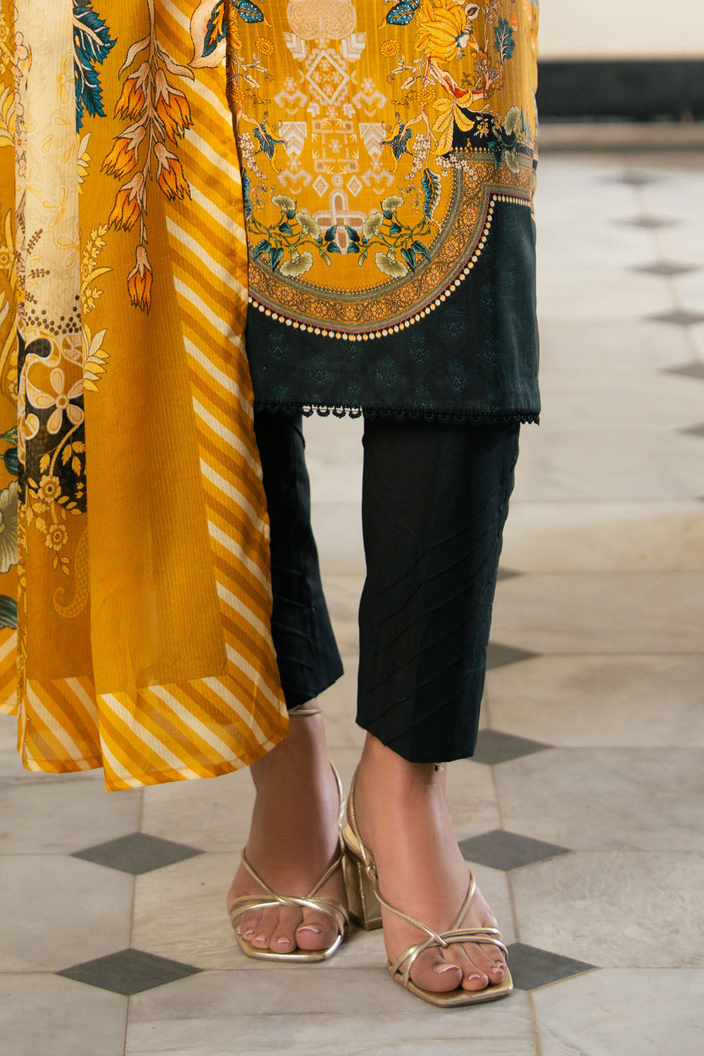 Gul Ahmed 3PC Printed Cross Hatch Lawn Suit